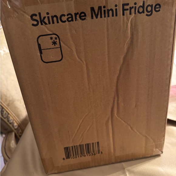 Good molecules Skincare Mini Fridge - Picture 3 of 3